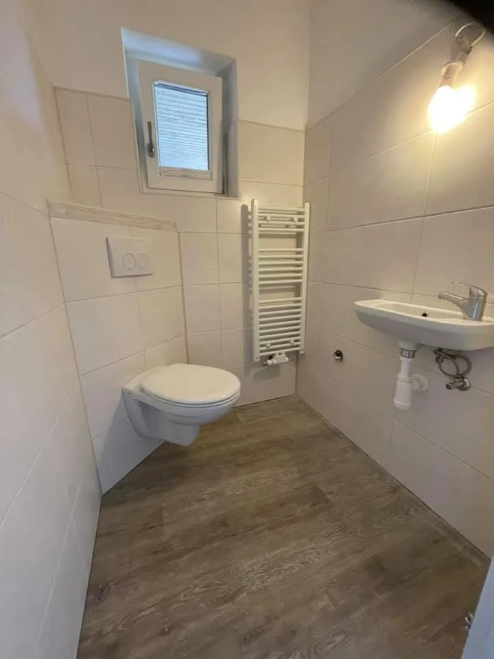 WC-Bereich mit Wand- und Bodenfliesen