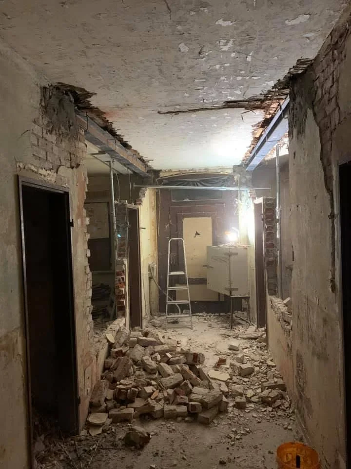Freigelegte Wände und Bauteile in einem Flur