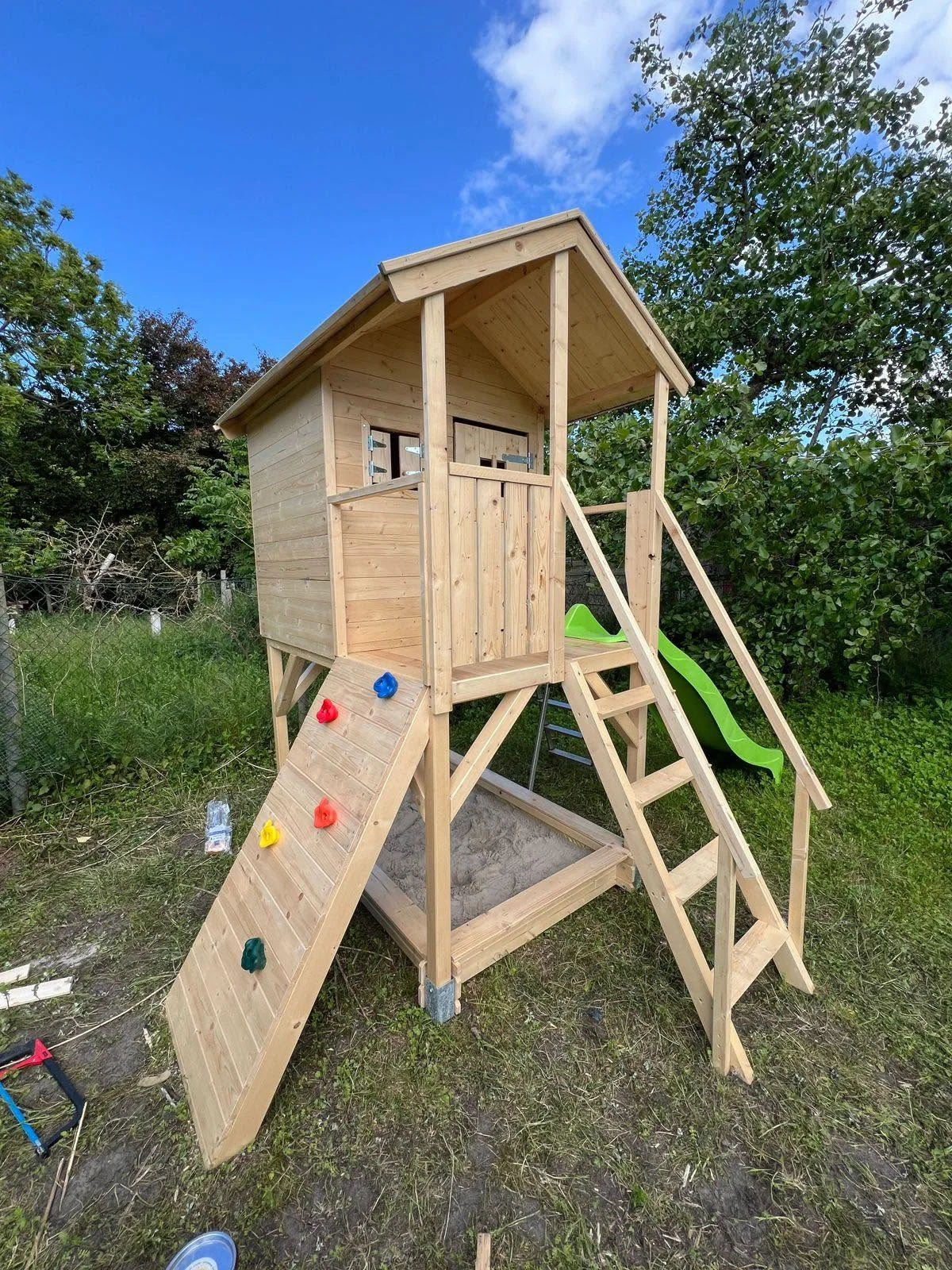 Montierter hölzerner Spielturm im Außenbereich