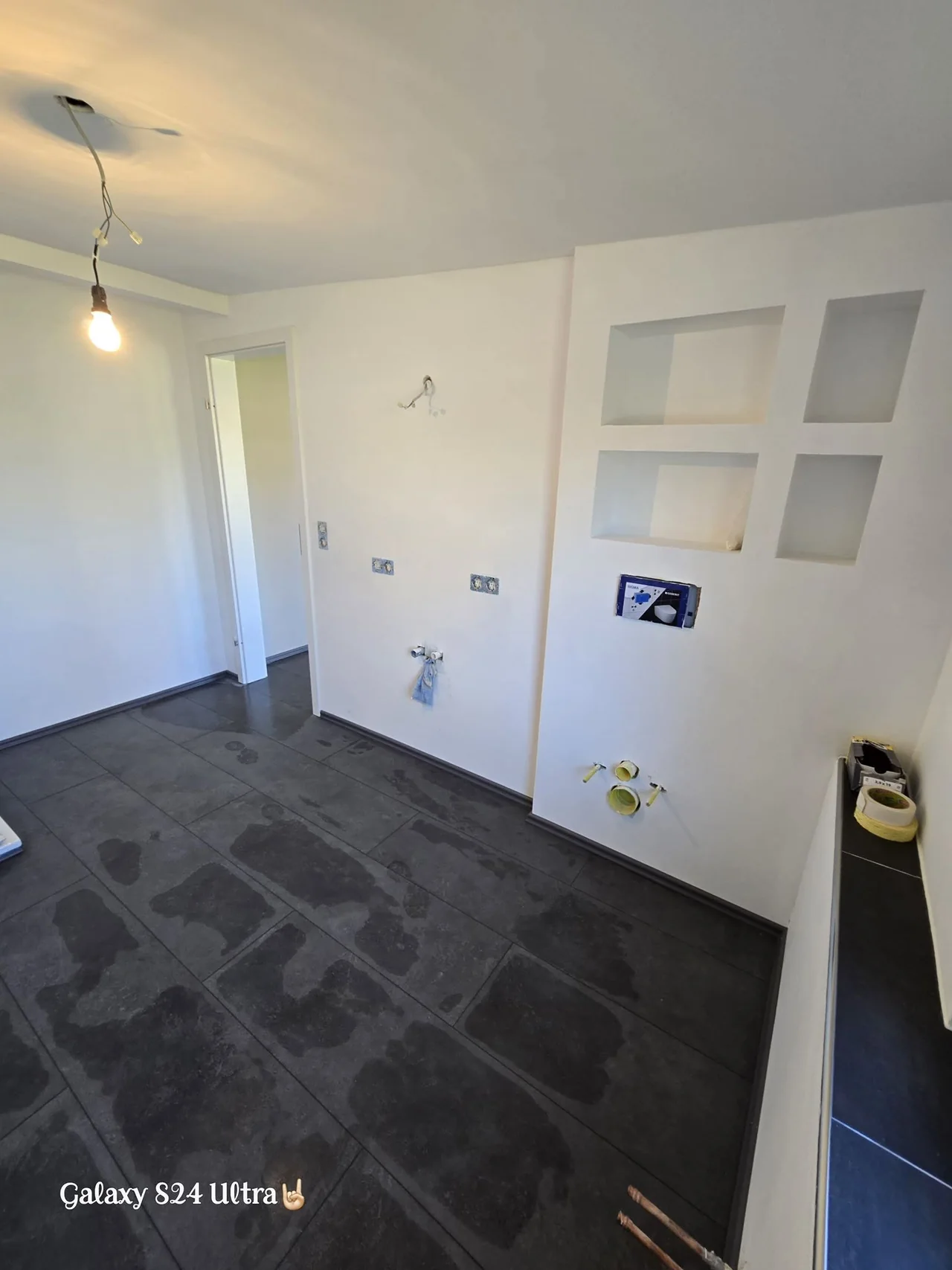 Renovierter Innenraum mit Fliesenboden