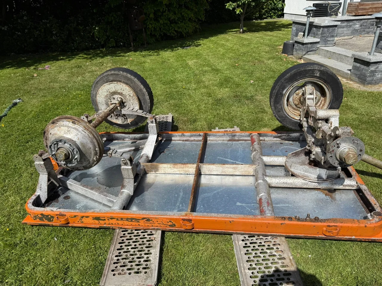 Metallfahrgestell nach der Reinigung