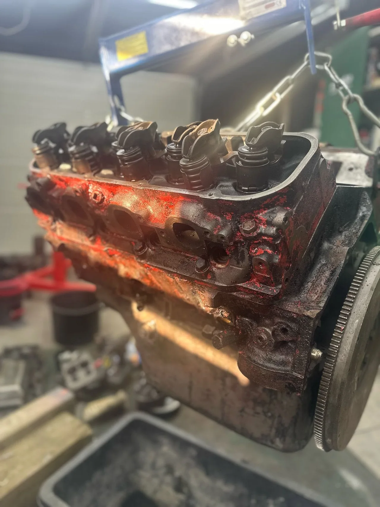 Motorblock vor der Laserreinigung mit Farbe und Verschmutzungen