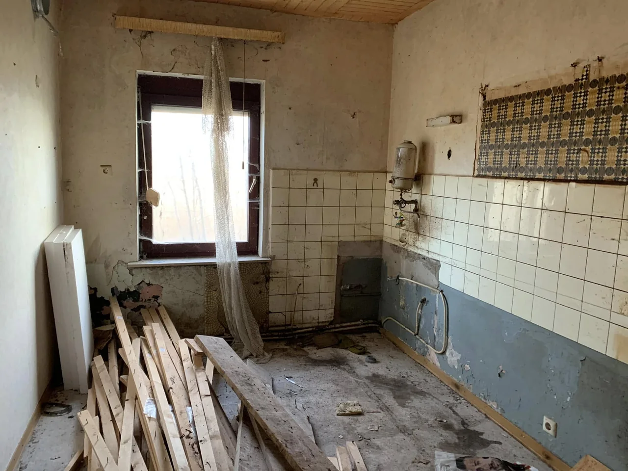 Alter Küchenraum vor weiteren Rückbauarbeiten