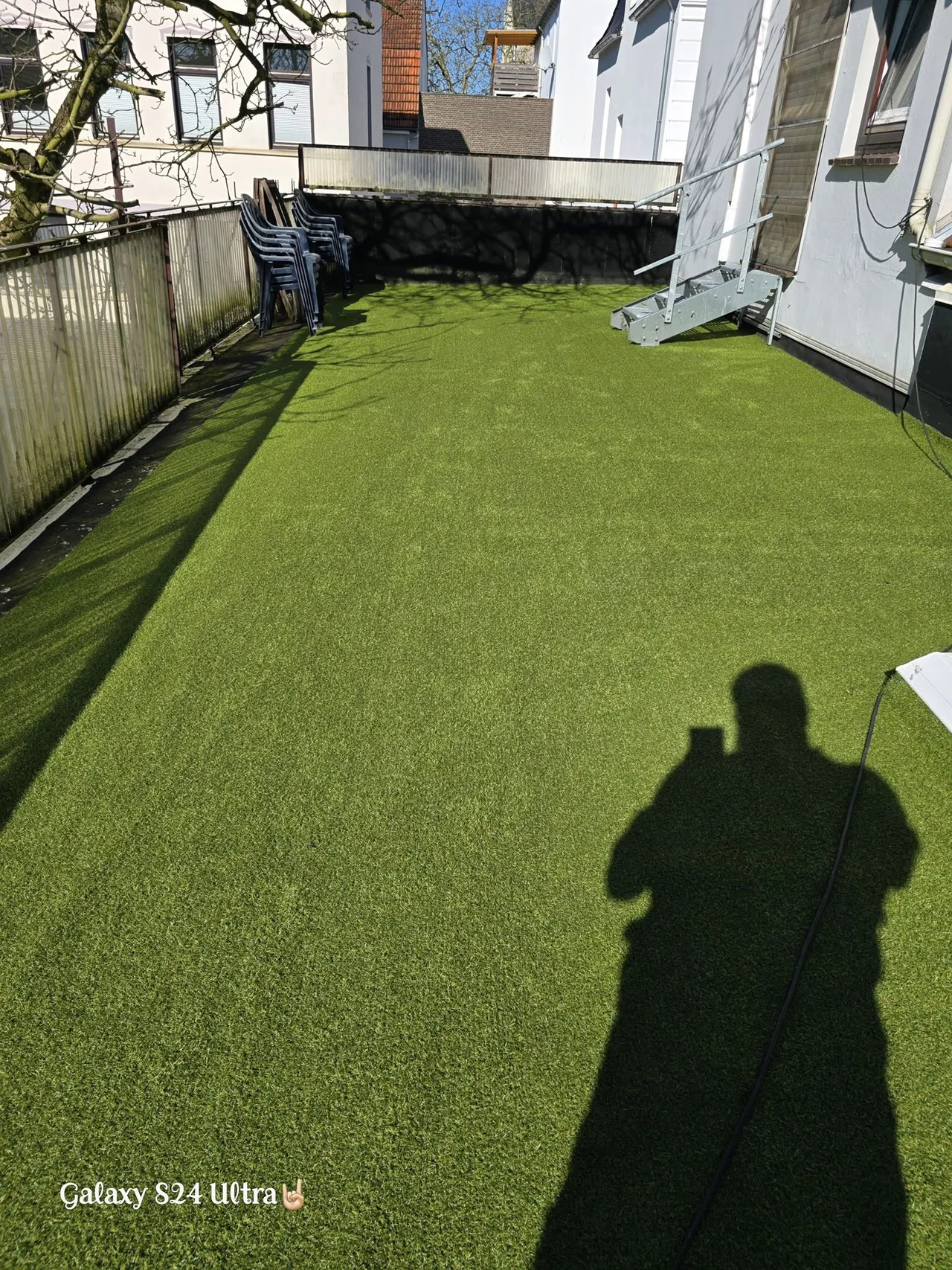 Terrasse mit verlegtem Kunstrasen