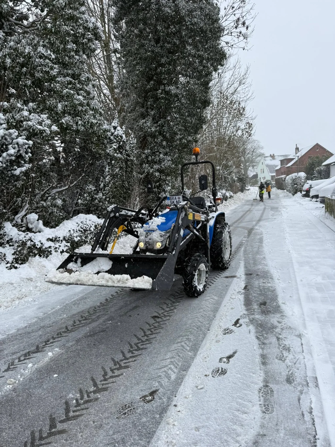 Traktor bei der Schneeräumung