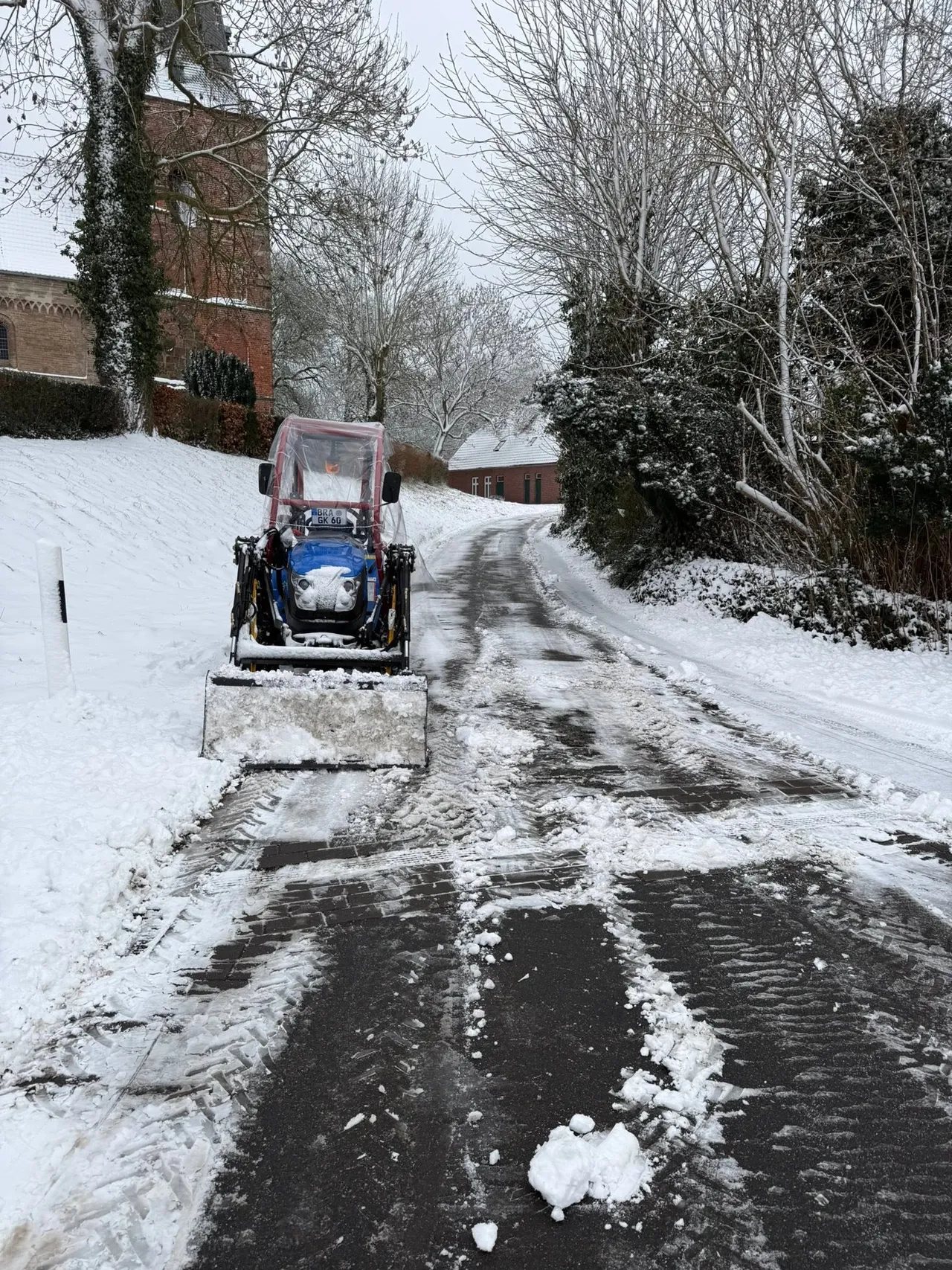 Winterdienst auf einer Zufahrt