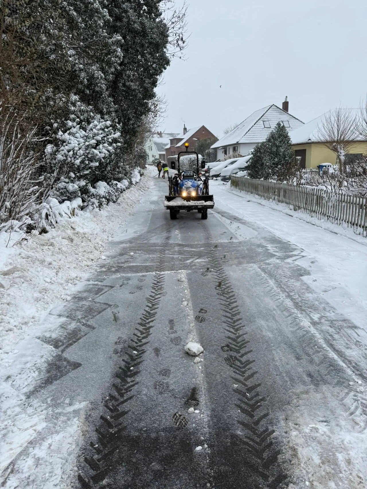 Geräumte Straße beim Winterdienst