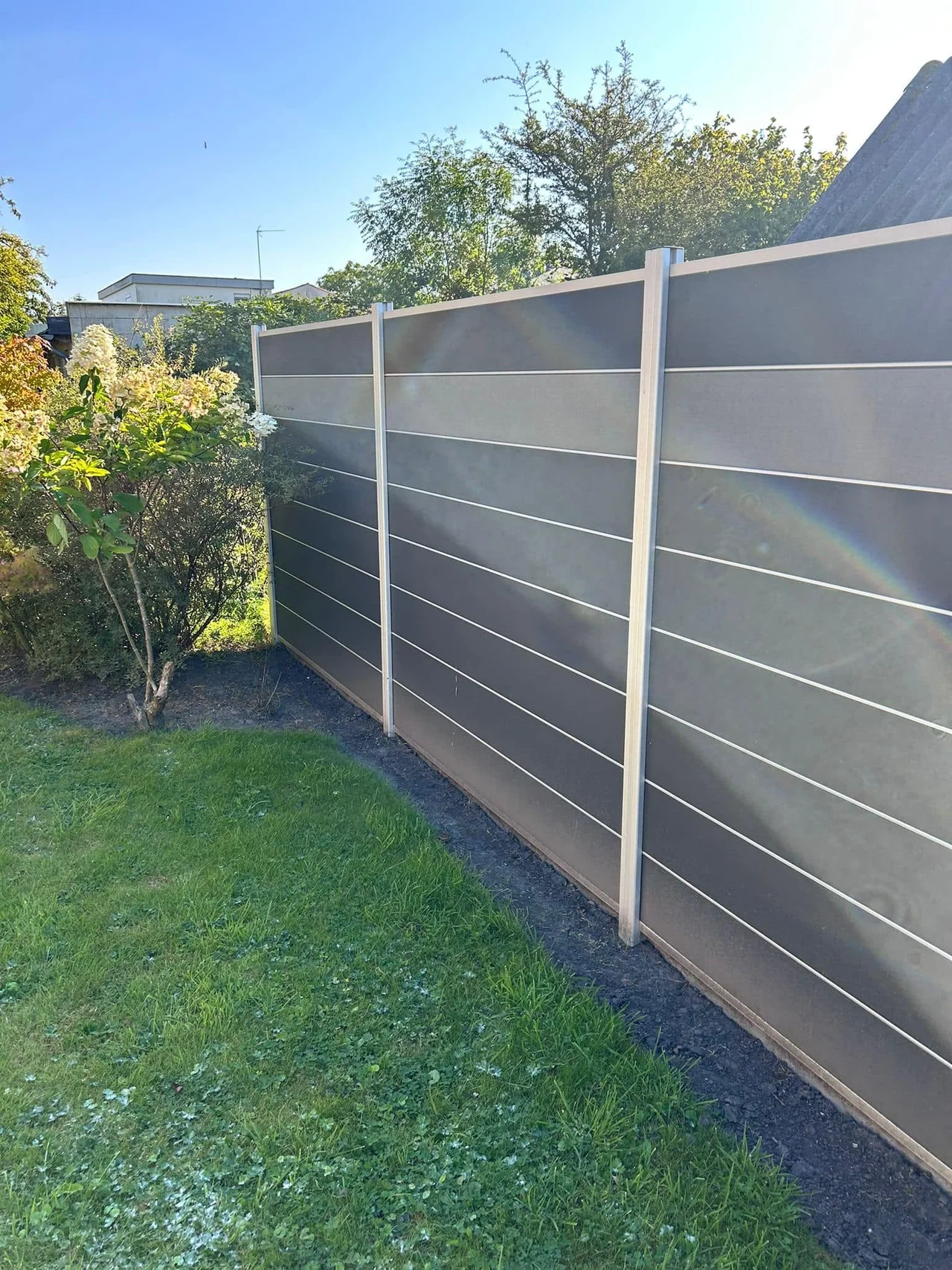 Montierter Sichtschutzzaun an einem Garten